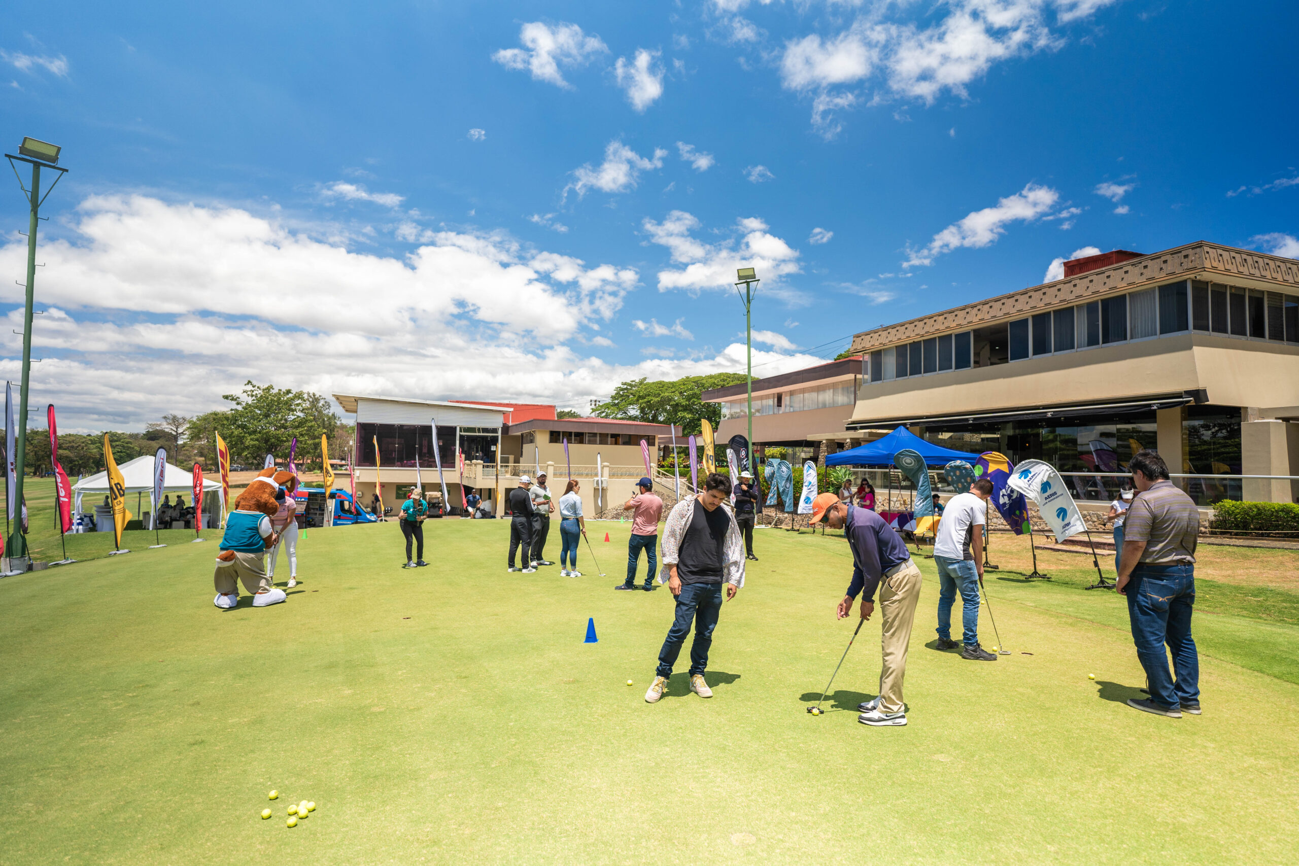 El torneo de golf National Pro Hospital busca reunir $166,000.