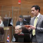Frente Amplio propone una tarea para que los empleados tengan derecho a sentarse