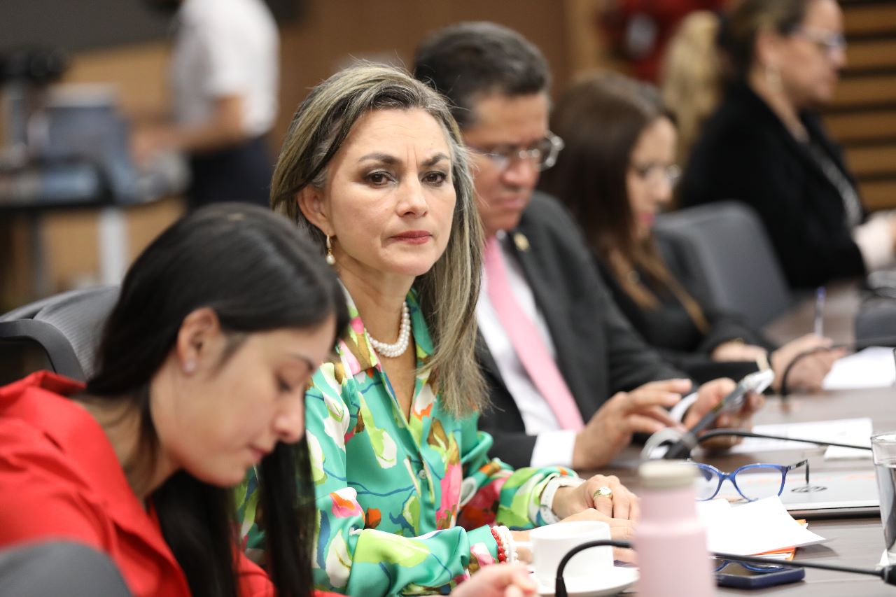 Los suplentes independientes analizan los votos sobre la elección de la Junta.