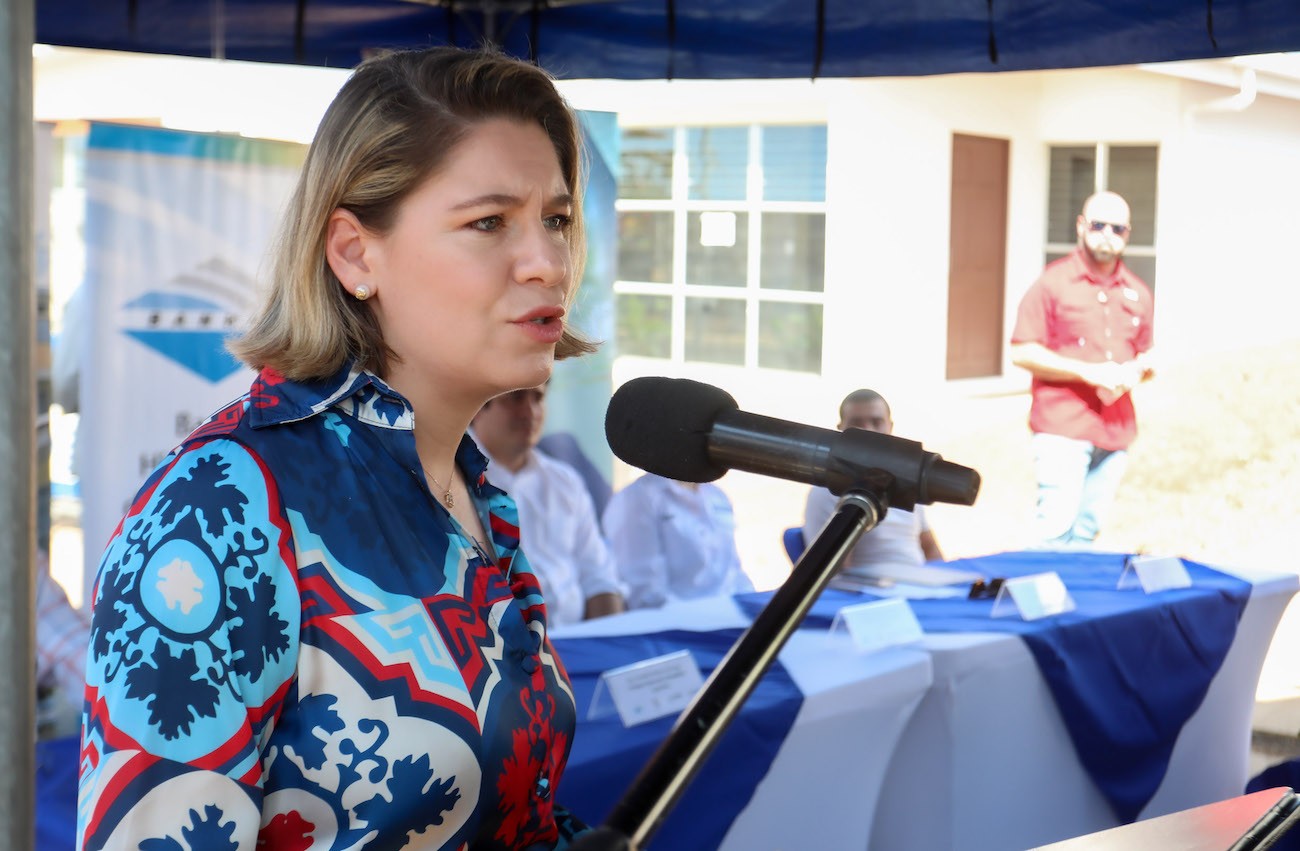 – Observatorio de CL Claudia Dobles criticando a Rodrigo Chaves