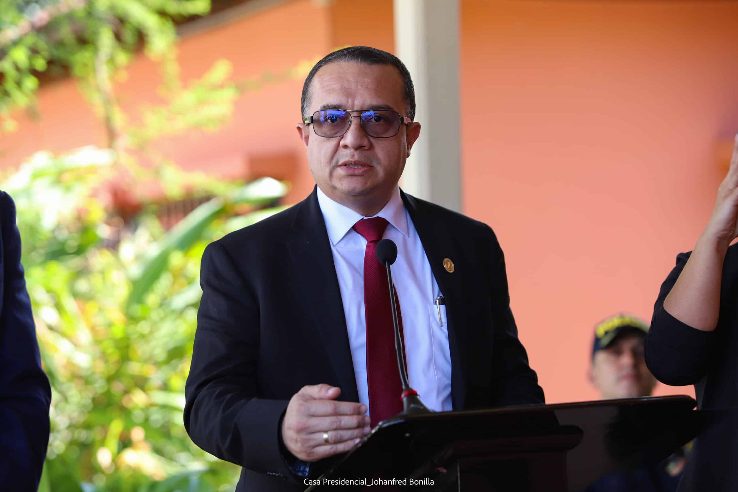 El Ministro de Justicia dimite de su cargo como subdirector de la OIJ tras el rechazo de la Corte a su solicitud para continuar en el gobierno.