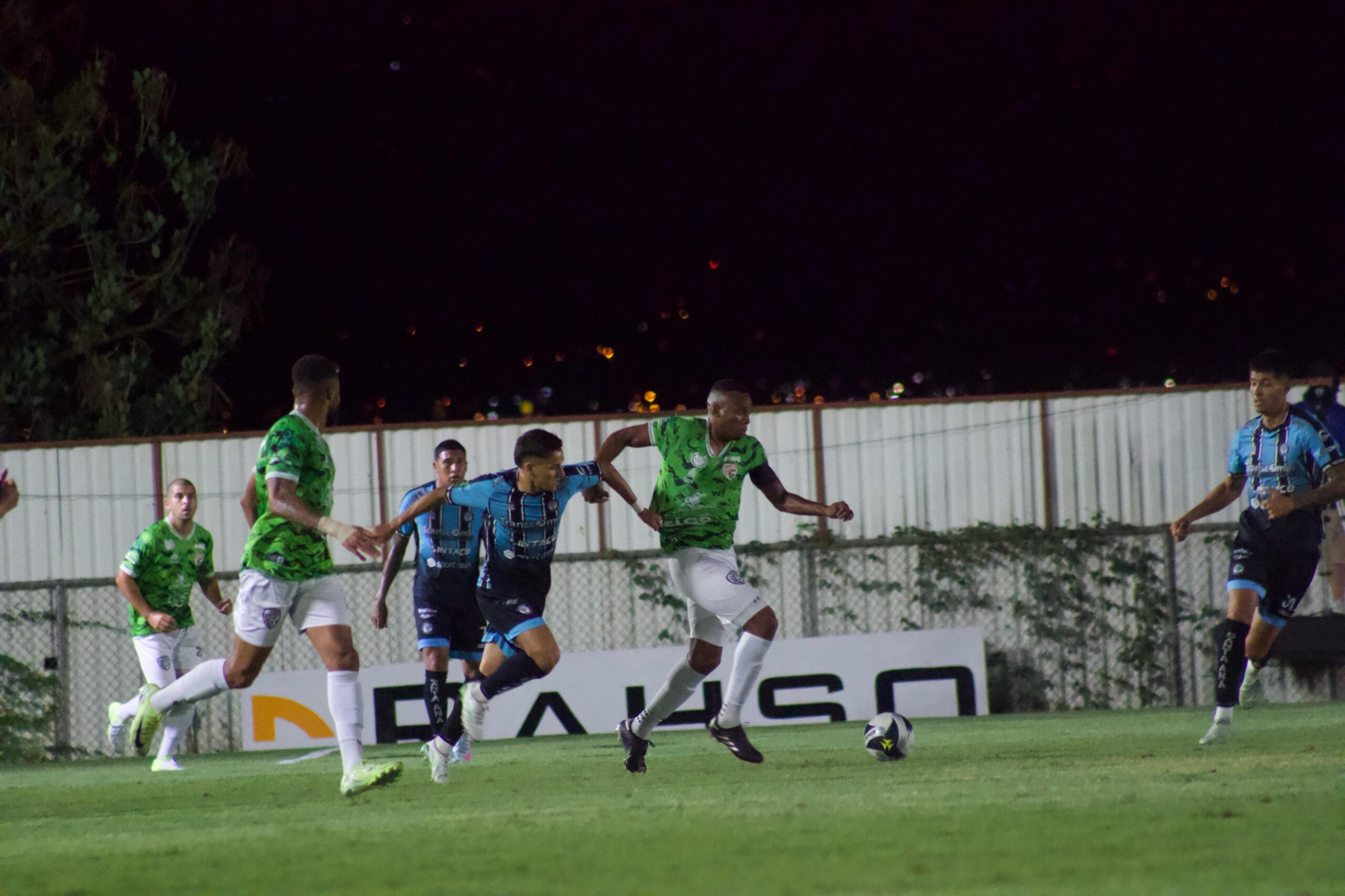 Pate Santa explota Ana y lo envía a la segunda sección