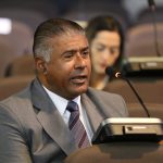 Tico comparte religiosamente sus experiencias con una nueva papa