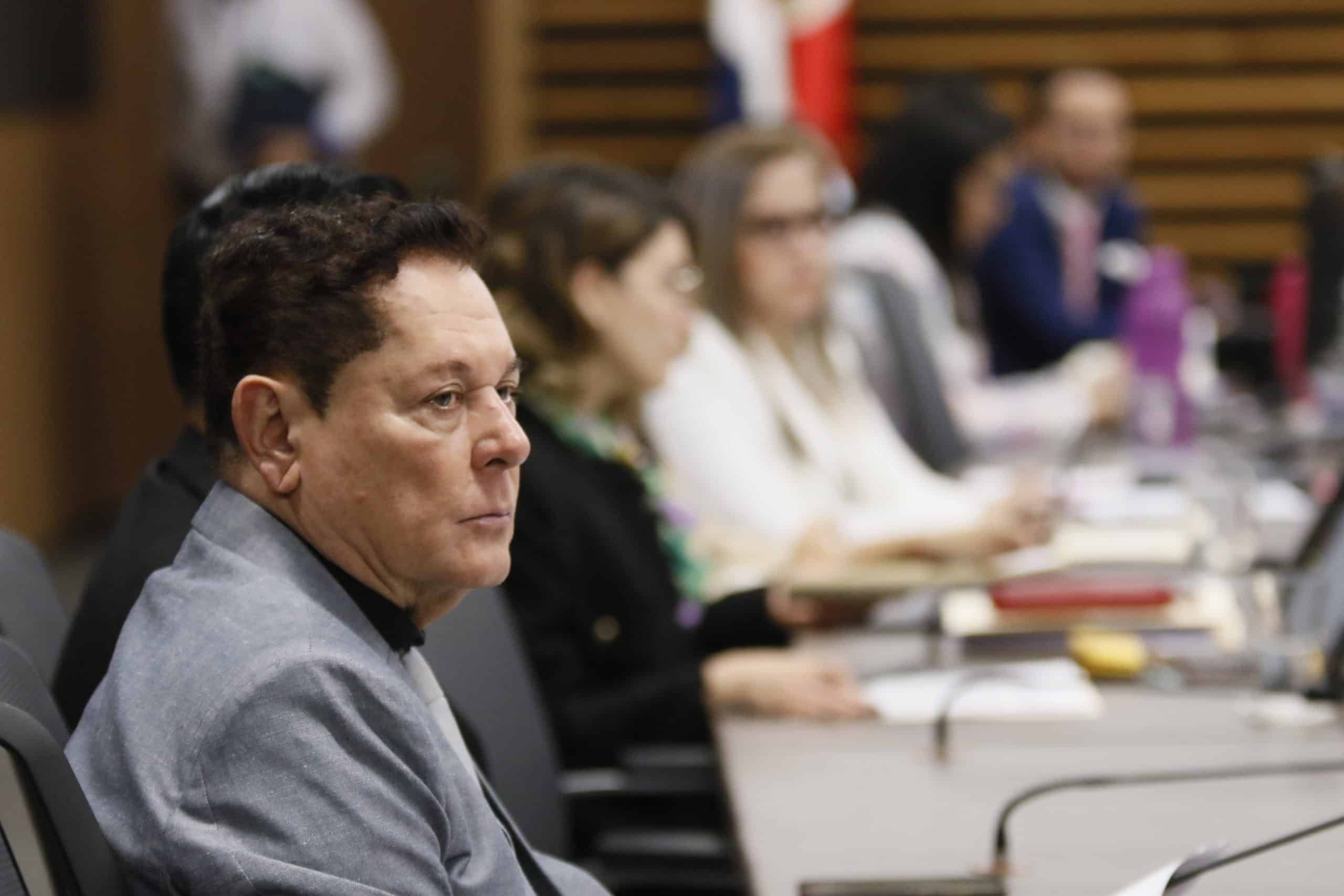 El tribunal pide levantar la inmunidad para la ayuda pública Alexander Barrantes por invitar a la embajada en Sofía Guillén