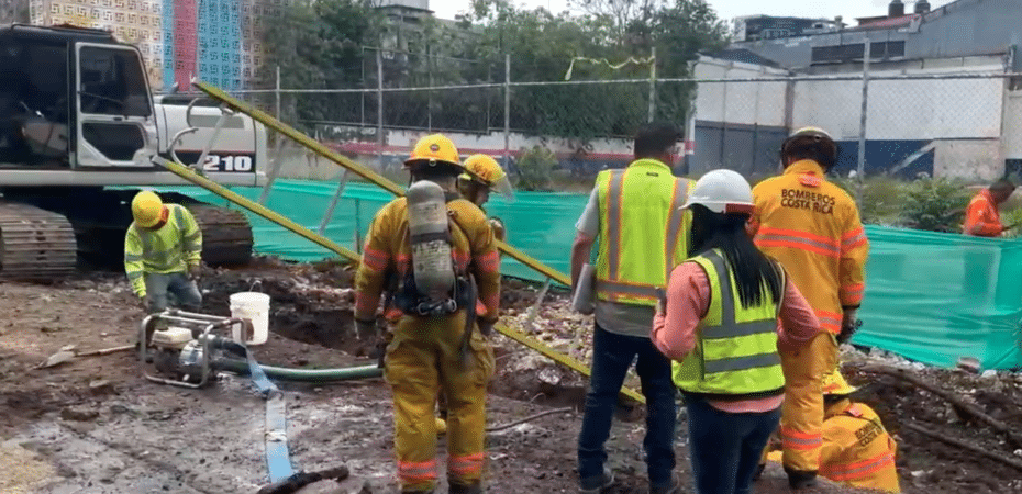 Los bomberos asisten a una emergencia en el vecindario de Los Ángeles.

 – Noticias cr
