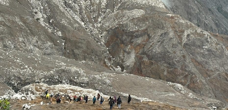 Las autoridades interceptaron a 41 personas en un área no autorizada y de alto riesgo en el Parque Nacional Volcán Poás

 – Noticias cr