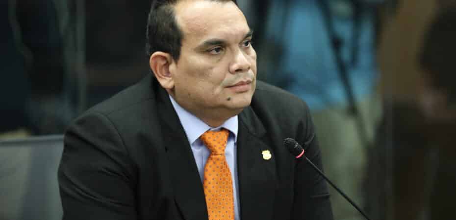 Luego de un allanamiento en su domicilio y oficina, la Fiscalía cita al suspendido director del OIJ para investigarlo y determinar si se deben adoptar medidas cautelares.
 – Noticias cr