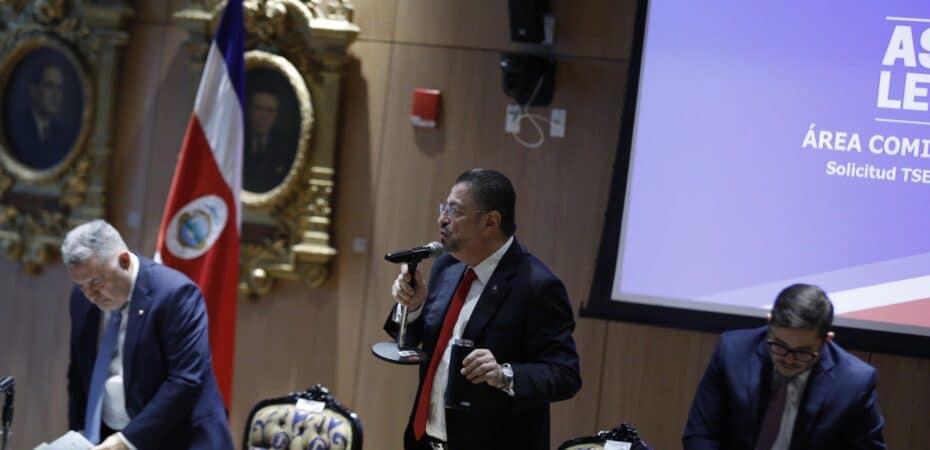 «Huyeron» por «cobardía», dijo la diputada Rocío Alfaro tras la salida de Rodrigo Chaves del comité.

 – Noticias cr