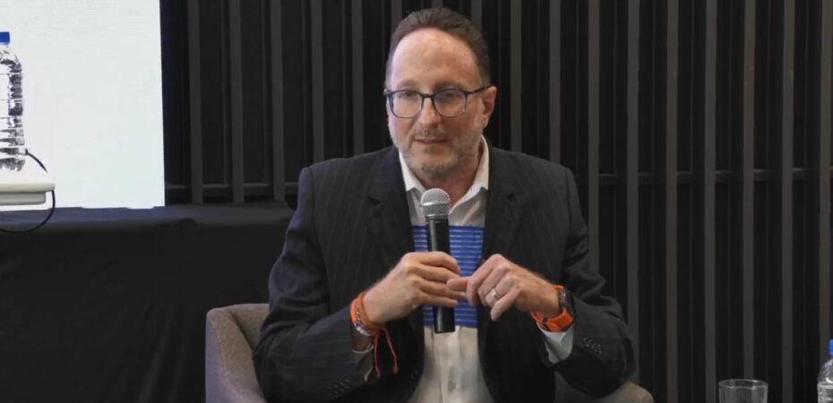 Eli Feinzaig regresa a los eventos públicos con cuatro costillas rotas

 – Noticias cr