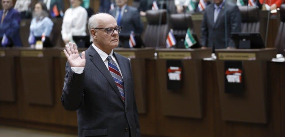 Juez Fernando Castillo juramentó para un nuevo período de 8 años en el Consejo Constitucional

 – Noticias cr