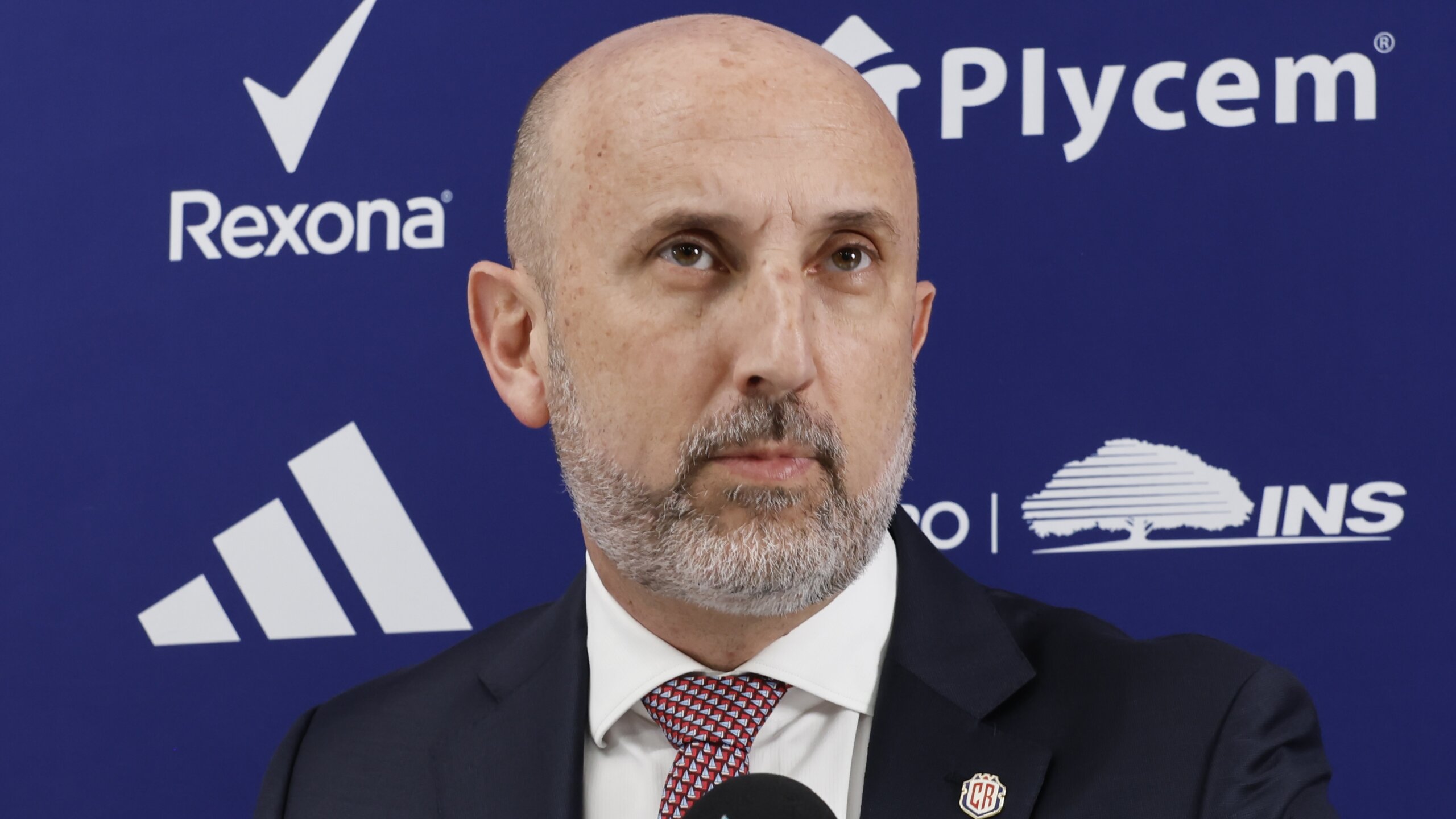 «Sólo mi mujer y mi hermano me hablan al oído»

 – Noticias cr