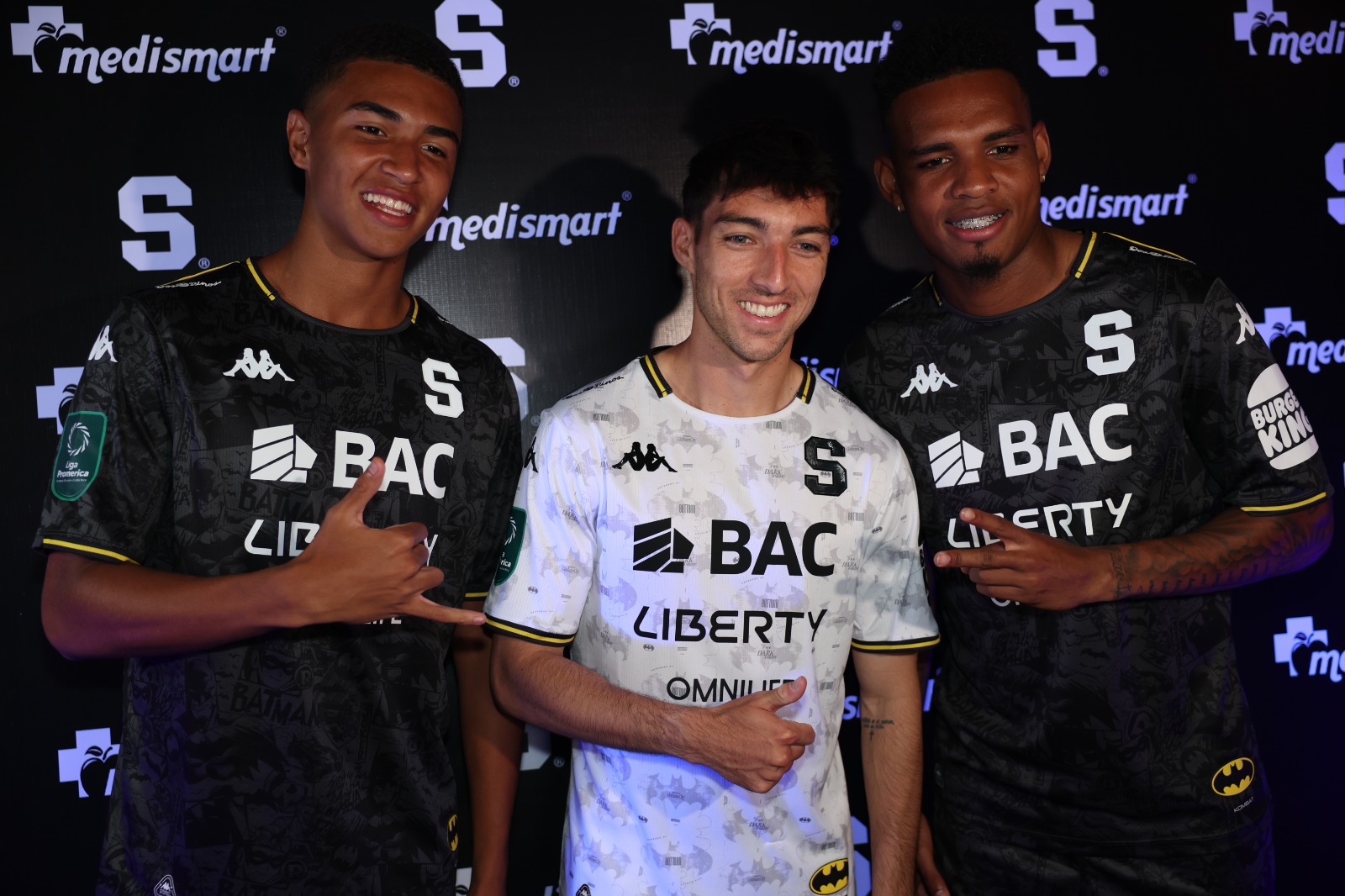 Saprissa le mostró su nuevo uniforme a Batman

 – Noticias cr