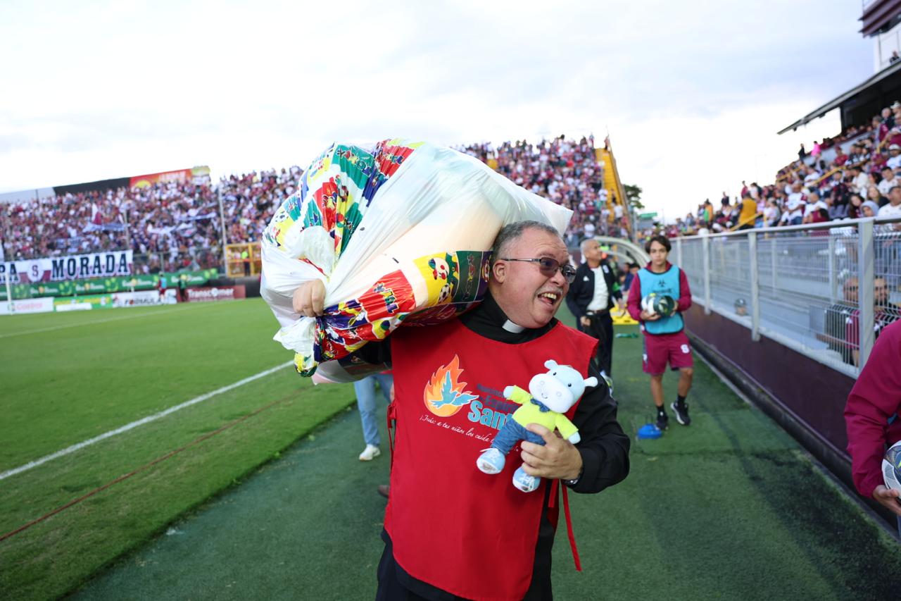 La afición morada llena la cancha de peluches en un gesto de solidaridad

 – Noticias cr