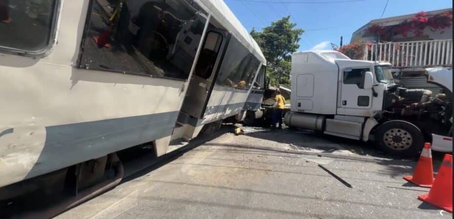 Colisión entre tren y remolque en Tibás deja 11 heridos y fuga de combustible

 – Noticias cr
