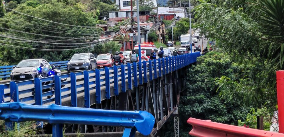 Vídeo | Cruz Roja recupera el cuerpo de una mujer que cayó del Puente de Los Años

 – Noticias cr