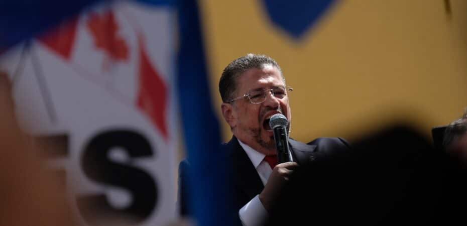 Cuatro candidatos presidenciales piden a Rodrigo Chaves detener la subasta de frecuencias de radio y televisión

 – Noticias cr