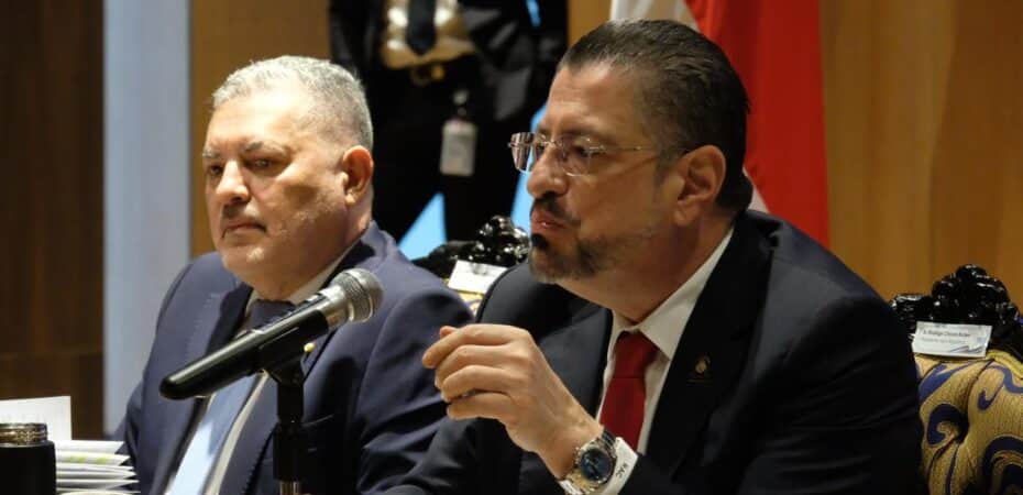 Rodrigo Chaves se levantó y salió de la agencia.

 – Noticias cr