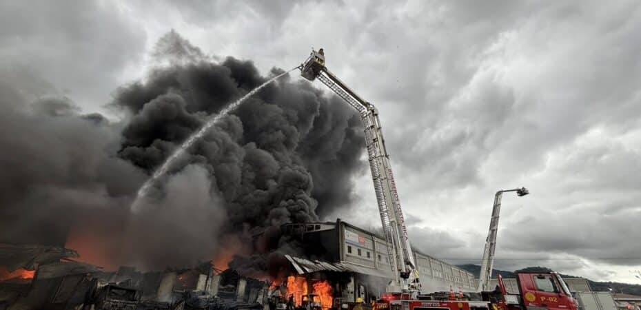 Bomberos suman más de 26 horas de trabajo en el incendio de Las Brisas; todavía hay puntos con fuego

 – Noticias cr