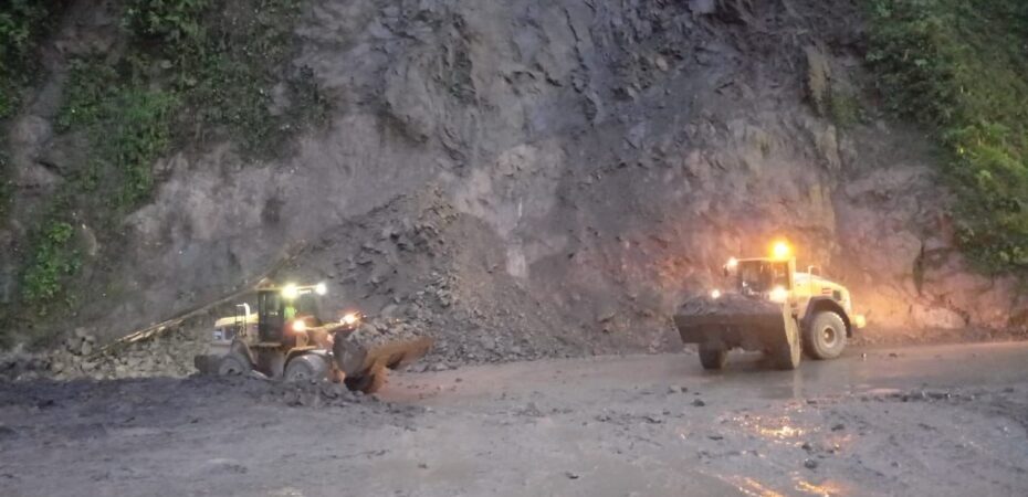 MOPT continúa despejando la ruta 32

 – Noticias cr