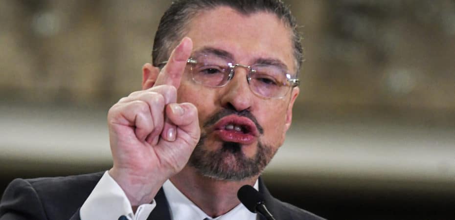 «Ahora hasta las chicas gritan sobre la dictadura de Chaves», dijo el presidente, en referencia a la hija de Álvaro Ramosdóttir.

 – Noticias cr