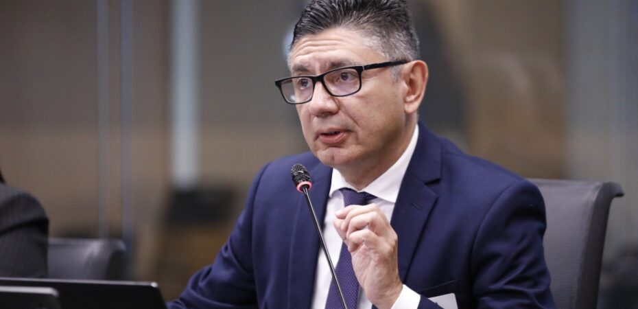 Un ex director del INS dijo a los diputados que «Choreco» presionó al líder para que pusiera «fondos cuestionables» en la bolsa de valores.

 – Noticias cr