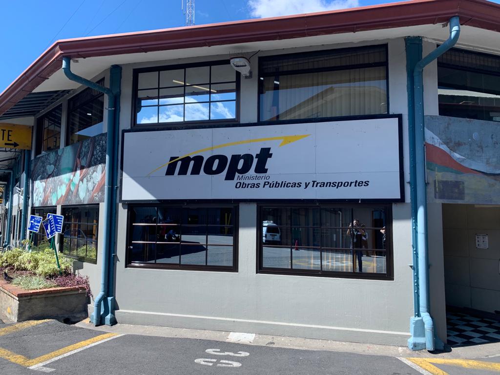 Ariel Robles propone eliminar reuniones del consejo del MOPT

 – Noticias cr