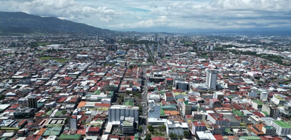 El empuje frío pierde influencia pero los vientos y las lluvias permanecen

 – Noticias cr