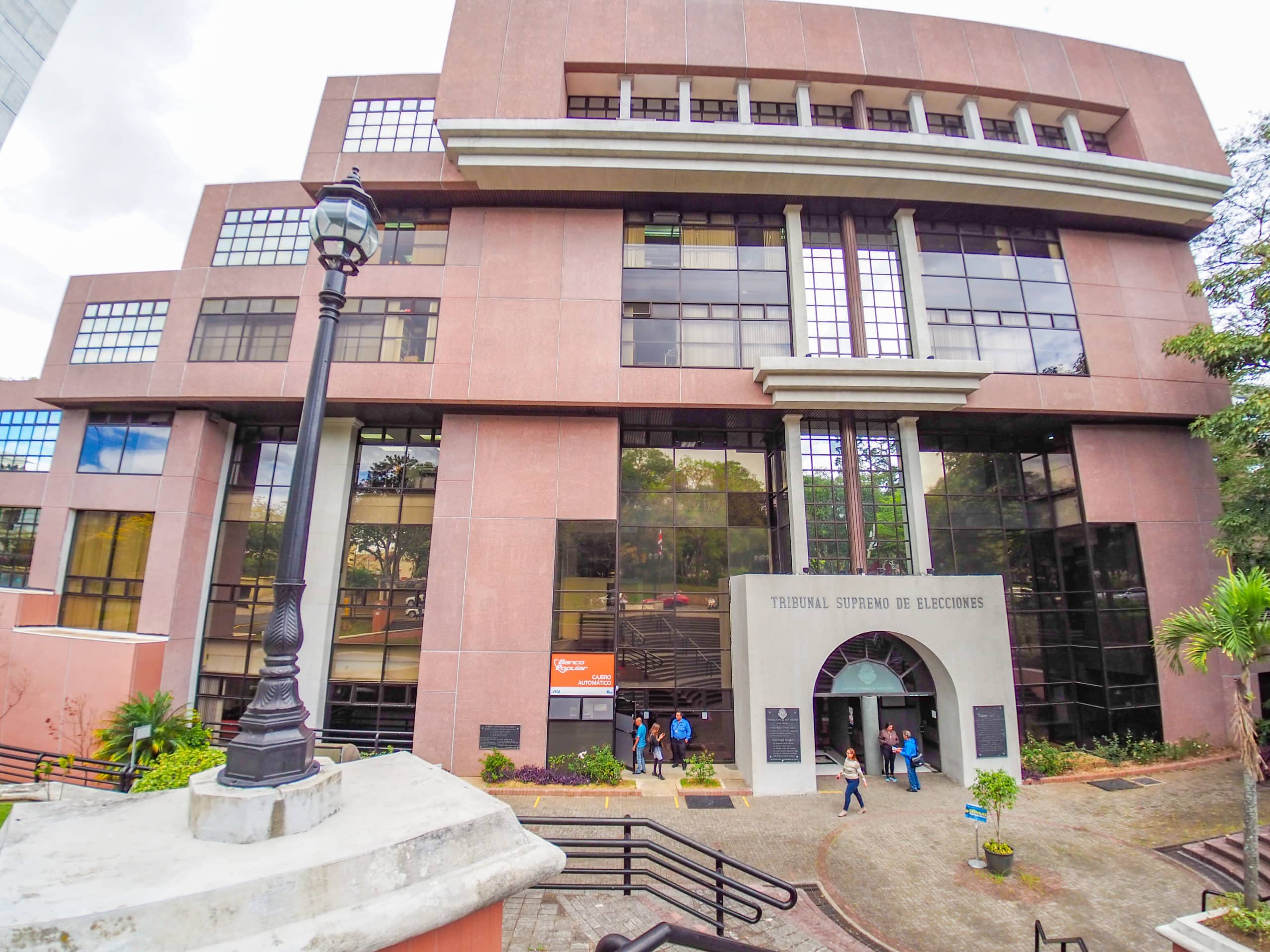 TSE suspende temporalmente sanciones contra Chaves

 – Noticias cr