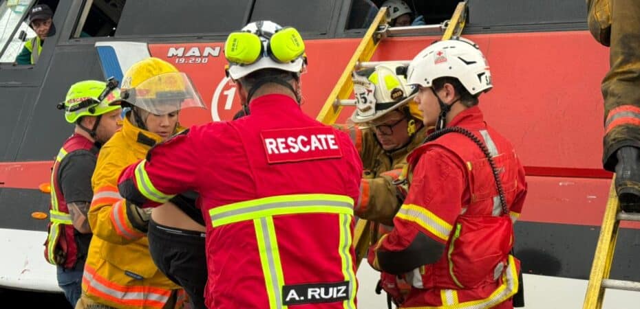 Autobús de Alajuela choca contra malla de aeropuerto

 – Noticias cr