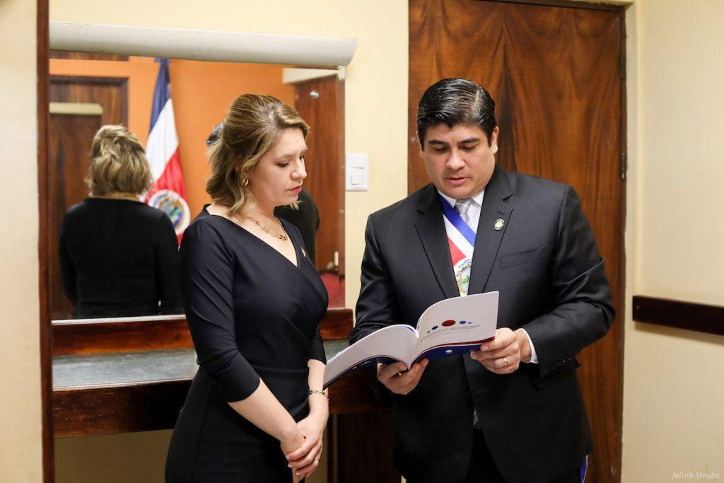 ¿Dónde está Carlos Alvarado mientras Claudia Dobles hace campaña? El expresidente asiste a un evento en Arabia

 – Noticias cr