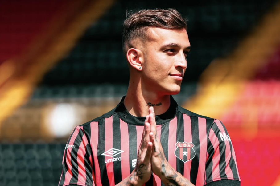 La liga fichó a un «jugador del jugador».

 – Noticias cr