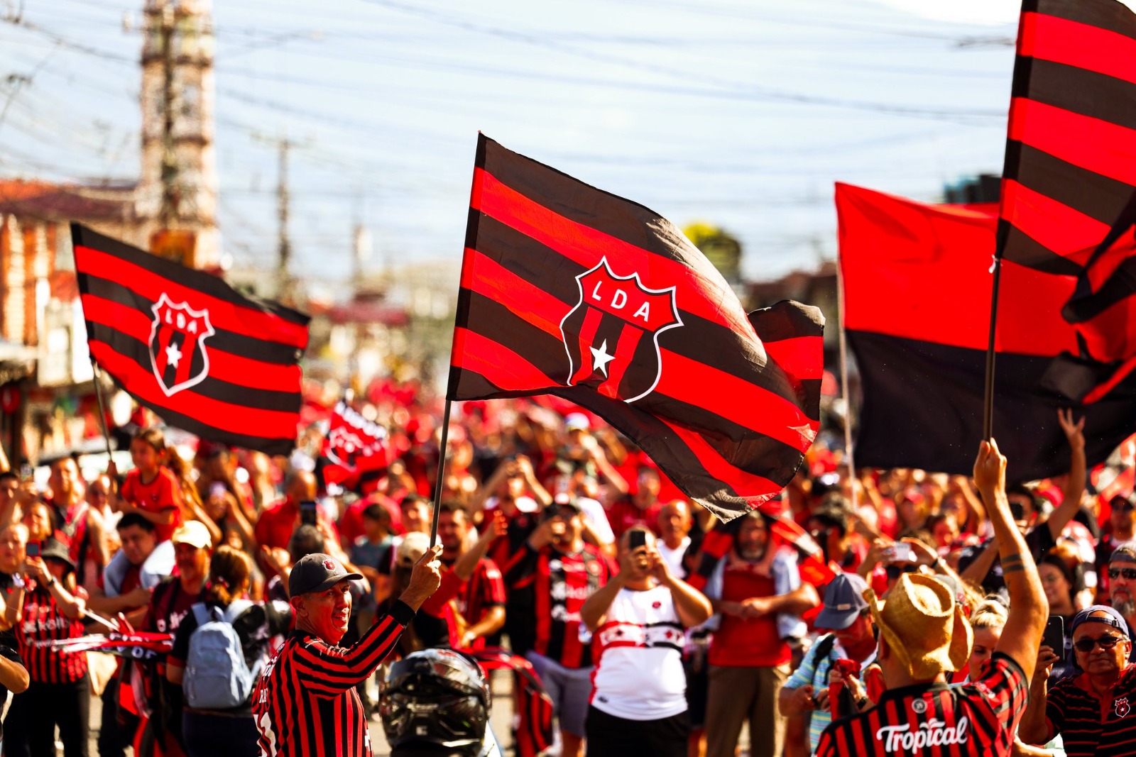 Alajuelense vende, presta y libera… pero pocas señales

 – Noticias cr