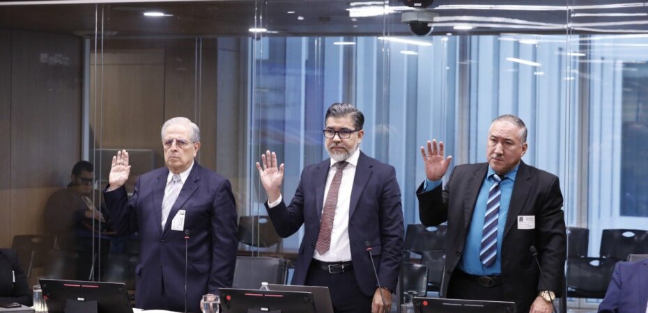 Ausencias, silencios y acusaciones marcan la aparición de exdirectores de la CCSS imputados en el caso Barrenador

 – Noticias cr