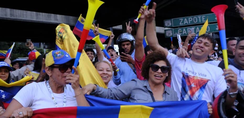 Costarricenses y venezolanos celebran la toma de poder de Maduro

 – Noticias cr